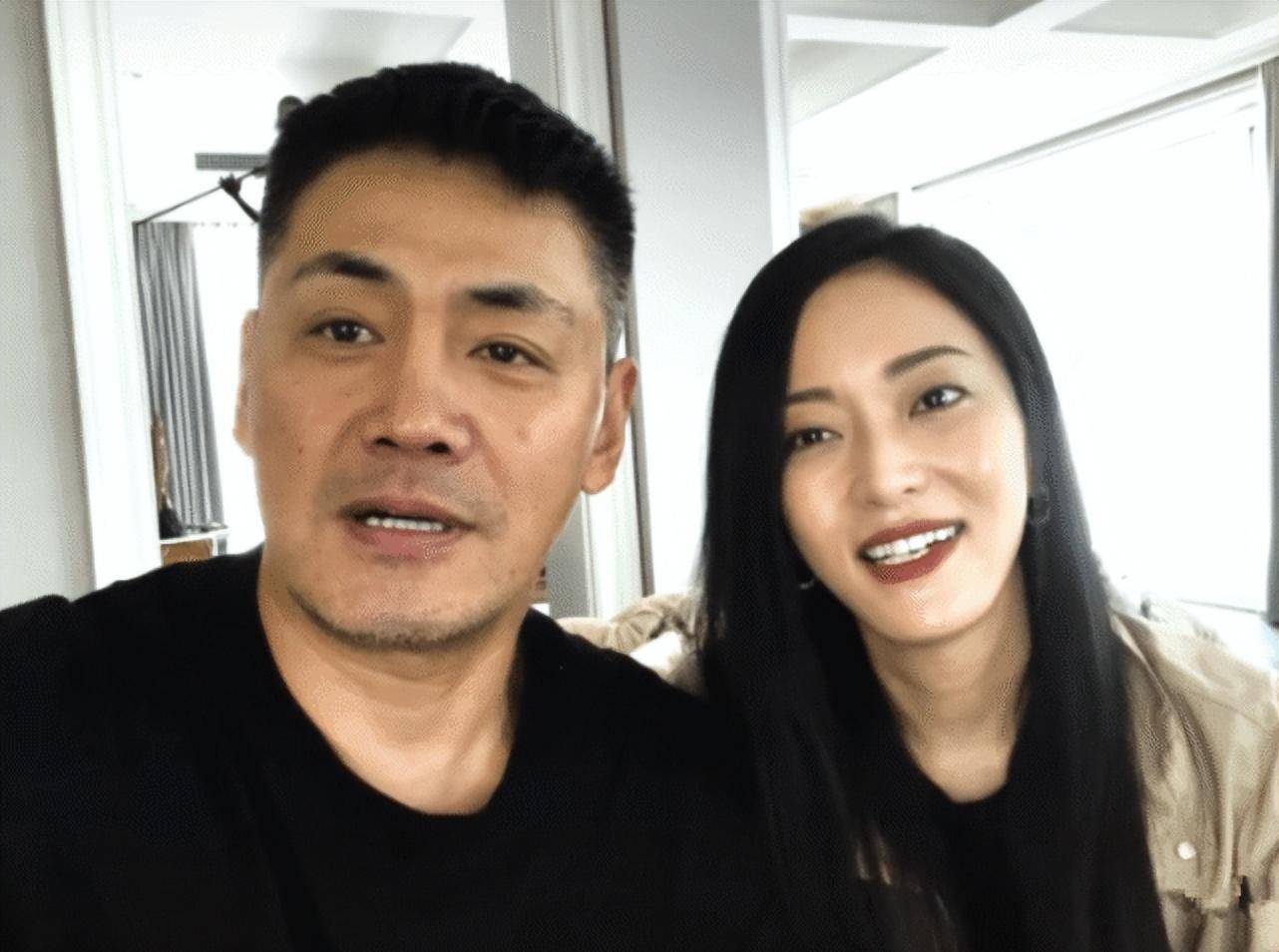 55岁邵兵"金屋藏娇"20年的娇妻,是我们熟悉的她,穿旗袍好惊艳_张培
