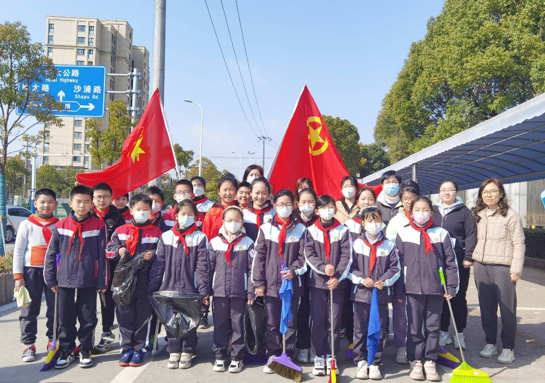 虎林中学,宝山区第二中心小学等学校在班会课上了解雷锋的成长历程
