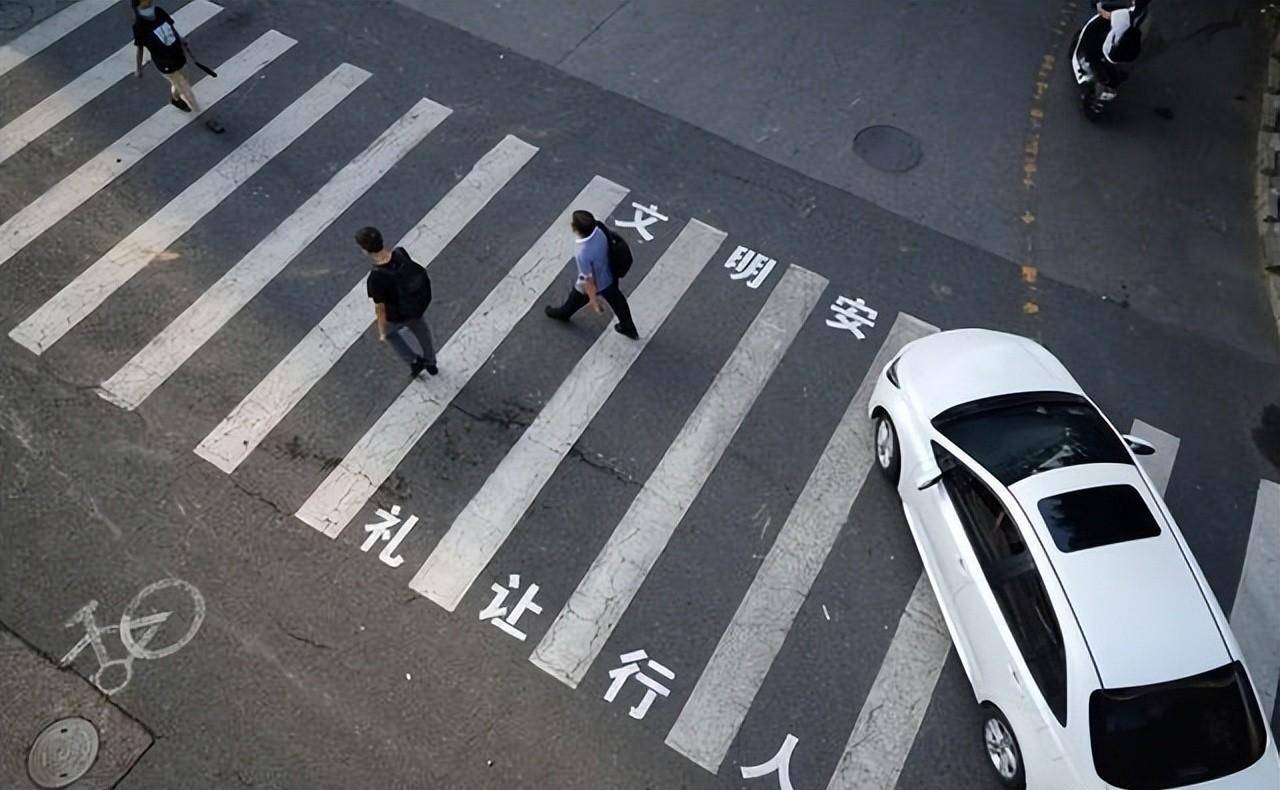 "礼让行人"被废除后,新措施令人高兴吗?车主:我该如何开?_斑马线_人行