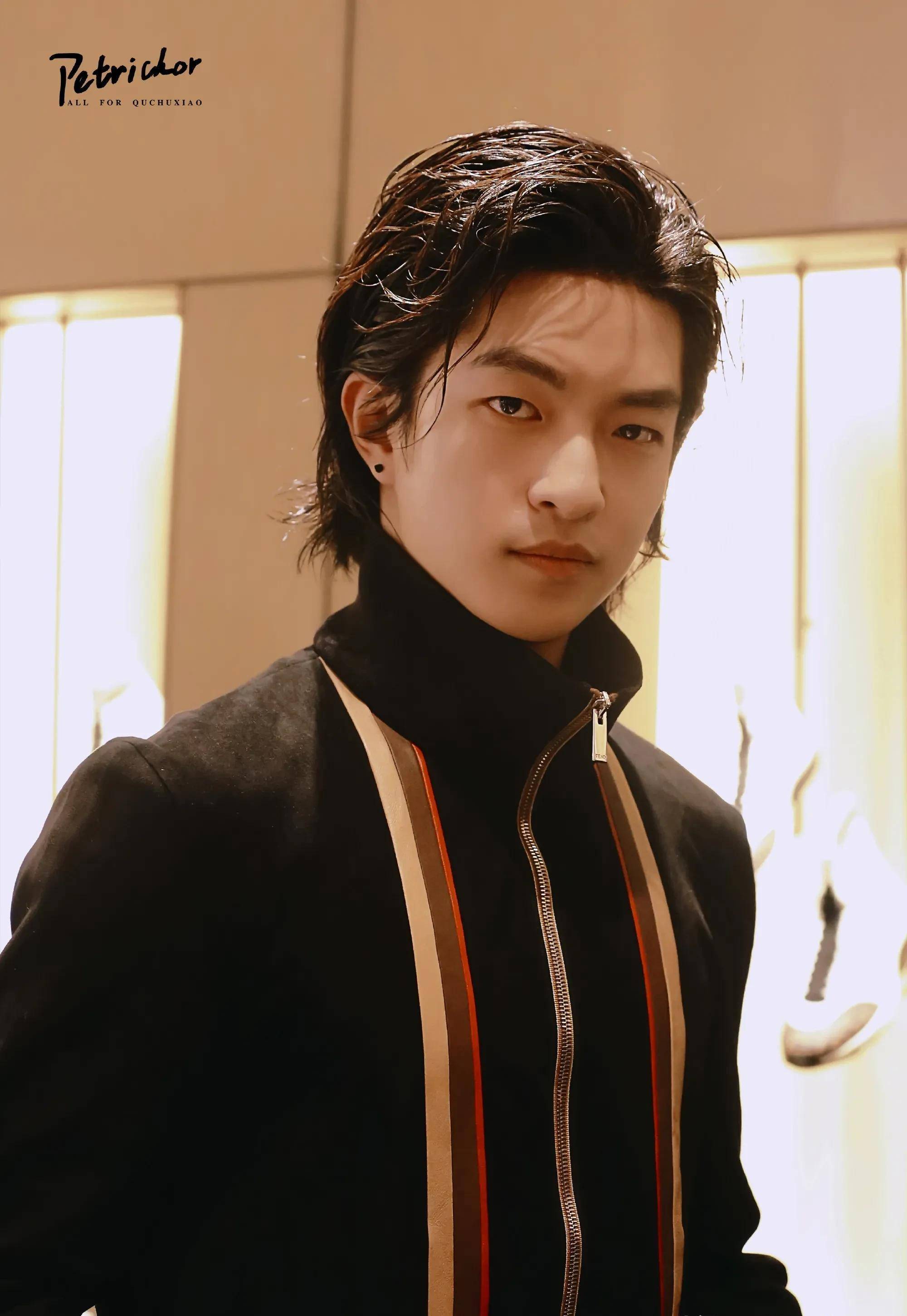 明明是个小奶狗,突然露出额头,梳起大背头,瞬间被鲨到的男明星_造型