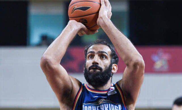 哈达迪巅峰时期效力于灰熊队也是一名不错的轮换中锋,身高2