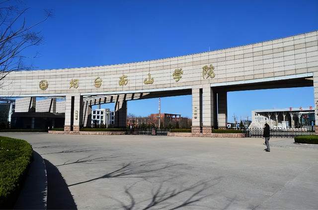 山东一高校美女大学生走红网络,穿床单走秀惊艳众人,网友想复读_烟台