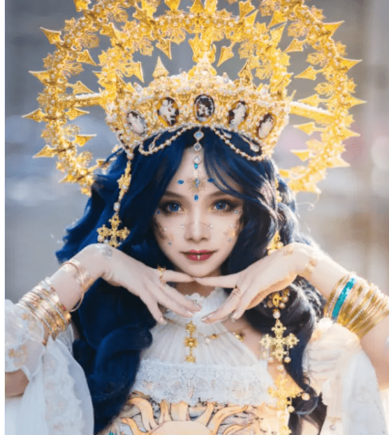 她是漫展第一lo娘,头戴太阳女神发冠,生图更是盛世美颜!