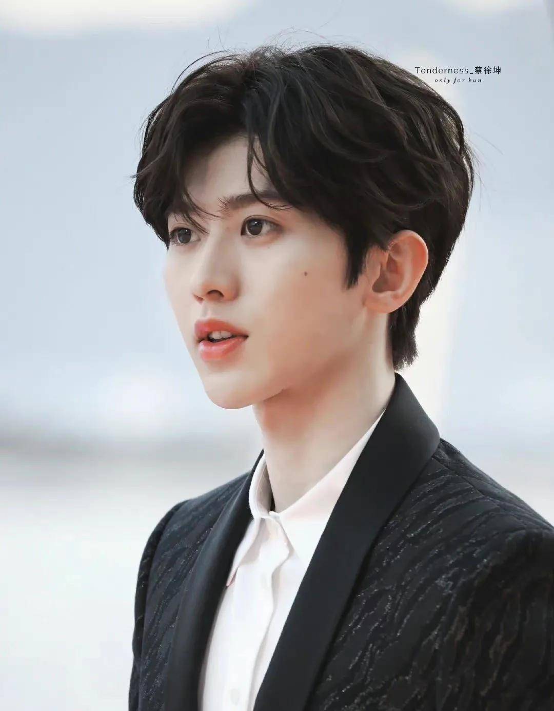 蔡徐坤杨洋五官本就精致,这几颗痣是完全的修饰作用,让本来很帅的脸不