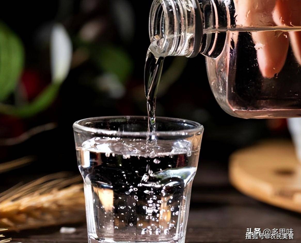 同样是"牛栏山",绿瓶和白酒有什么区别?