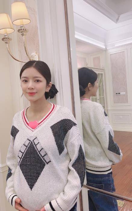 王灿晒一家三口全家福,杜淳小肚腩意外抢镜,捧花体积比女儿都大_照片