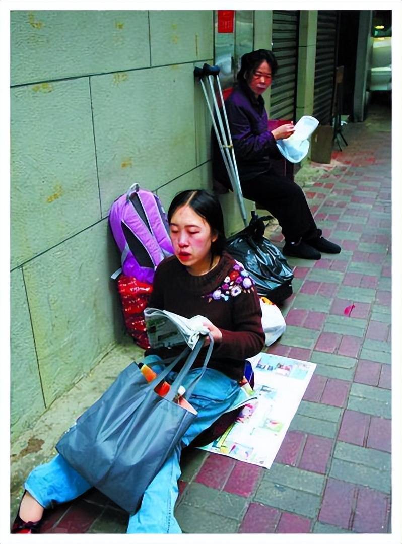 16岁追星刘德华,父亲留下遗书跳海自杀,今45岁做超市导购员_杨丽娟