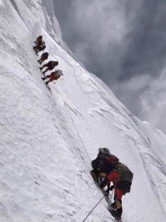 珠穆朗玛峰这么难登,人从飞机上不可以直接降落珠峰山顶吗?