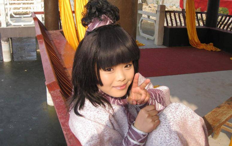 "整容式成长"莫小贝,曾被称为最丑童星,如今如何逆袭成女神?