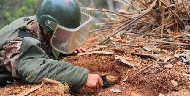 士兵在雷区踩到地雷后,如何逃生?真像电视剧脱个鞋子就可以了?