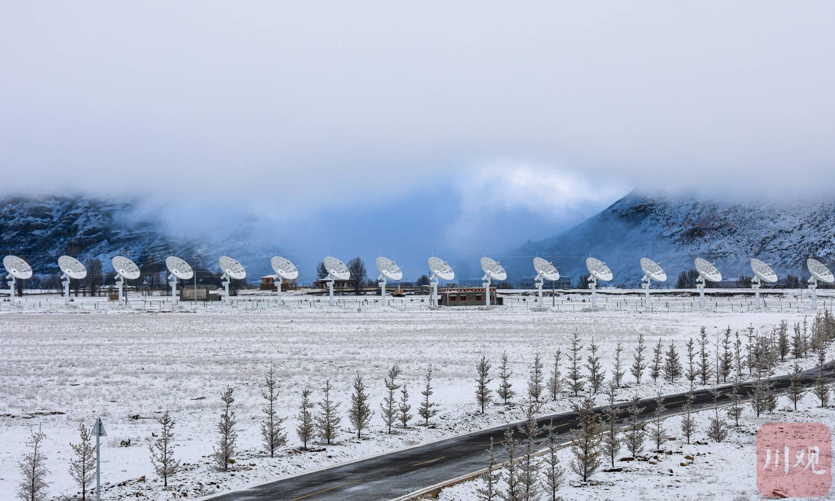国之重器——子午工程二期亚丁站春雪后披银装_天线_进行_望远镜
