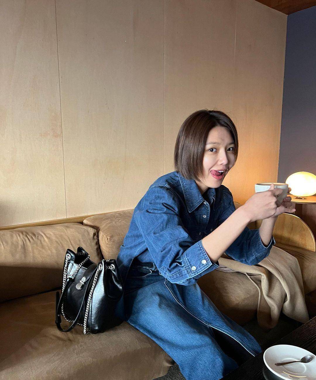 少女时代成员崔秀英和演员郑敬淏的恋情已经稳定了10年.