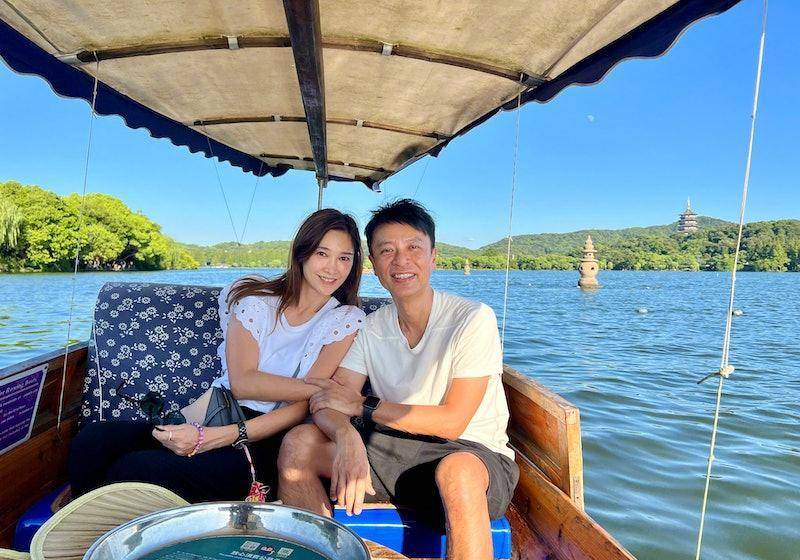 49岁卢淑仪全素颜打球状态少女 手握李克勤2亿物业成人生大赢家_微博