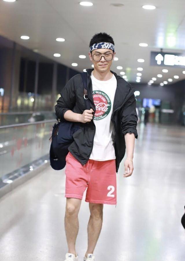 朱亚文和妻子同框,t恤配休闲裤简单随性,仍看得出型男气质_男生_魅力