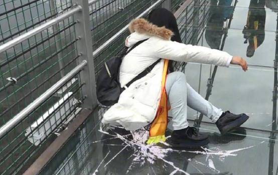 网红玻璃桥突然"碎裂",游客惊恐不已,工作人员却十分淡定_飞龙_栈道