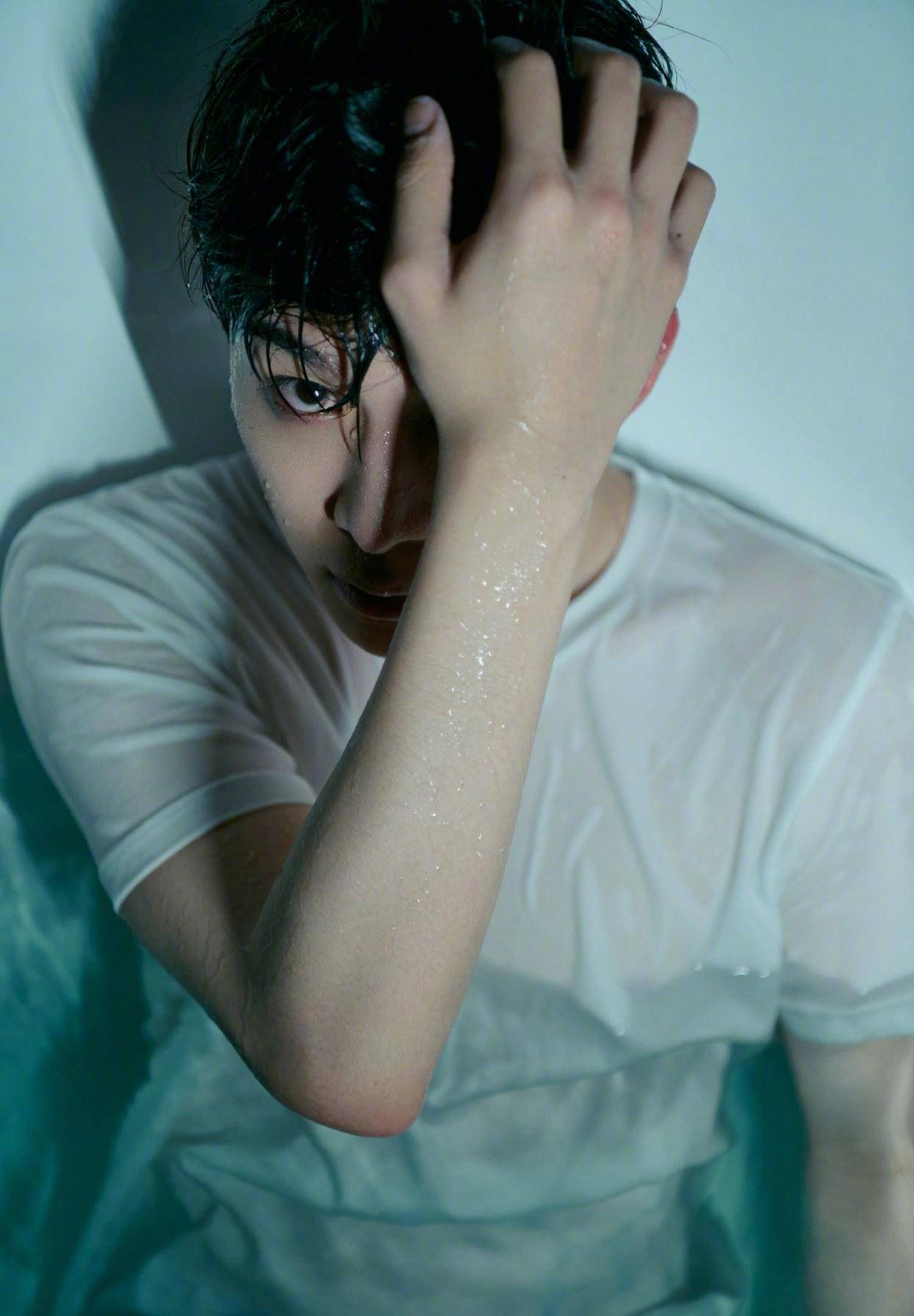 范丞丞浴室大片上演湿身诱惑,一身纯白t恤又纯又欲,魅惑十足_白色