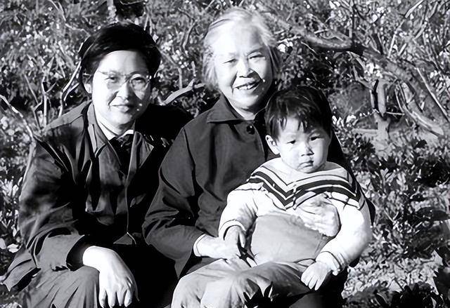 1984年贺子珍病逝,葬礼和骨灰安置成难题,邓公一席话定葬礼规格_李敏