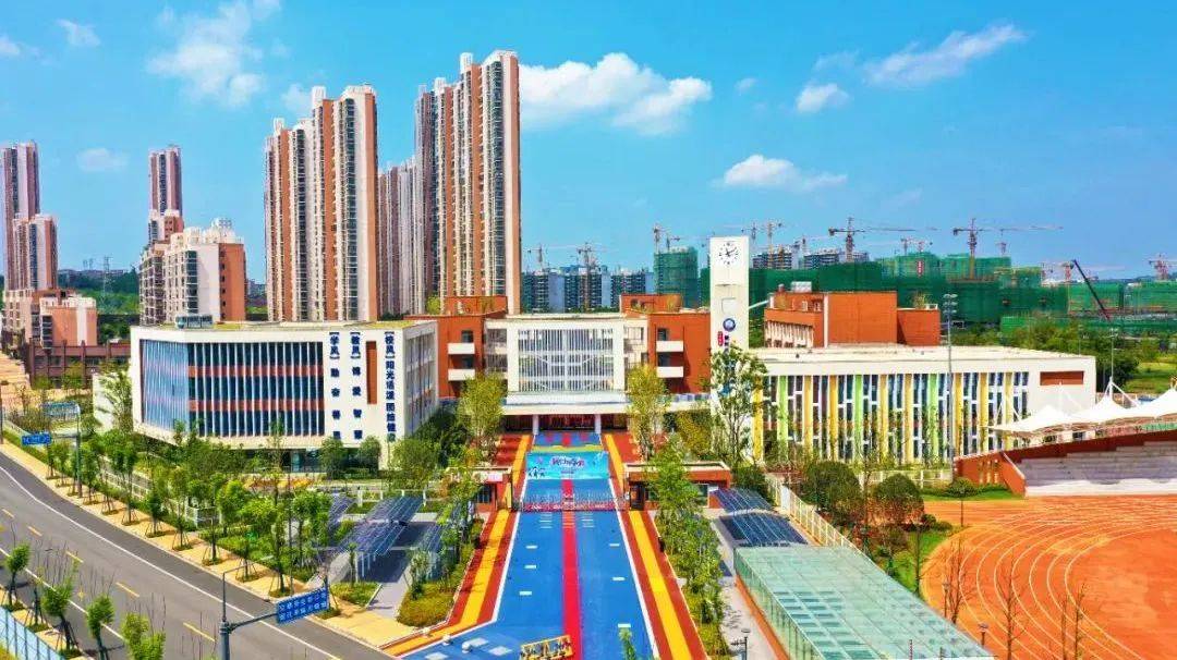 蓉江保育院,赣南师范大学第二附属小学以及赣州中学蓉江校区等优质