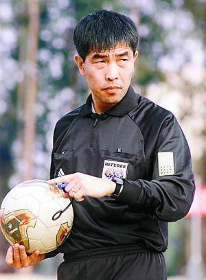 因为81万毁掉人生,昔日中超"金哨"陆俊现状如何?_裁判_中国_足球