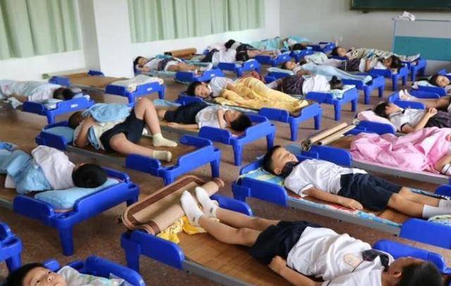 几乎所有的中小学,夏季中午的时候,都会给学生留有午休的时间,让学生
