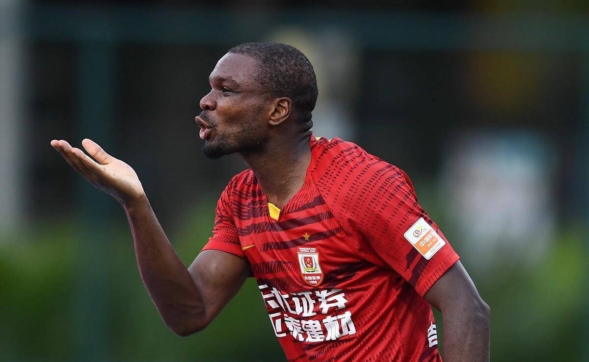 易边再战,长春亚泰展开了反击,第66分钟,他们终于利用定位球破门.