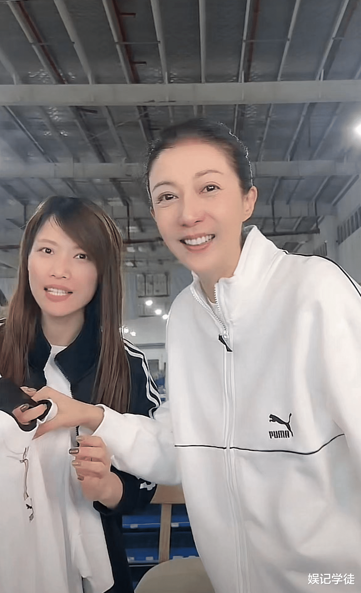 49岁吴绮莉现状惹人疼,现身苏州直播带货,鼻子冻通红仍卖力工作_吴卓