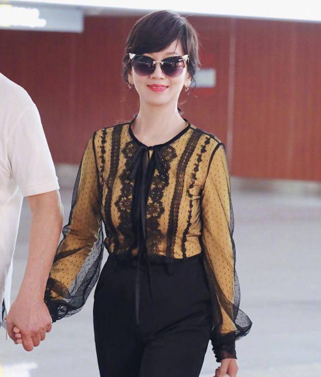 65岁赵雅芝晒近照,皮肤白皙举止优雅,这种粉红色只有她能驾驭_照片