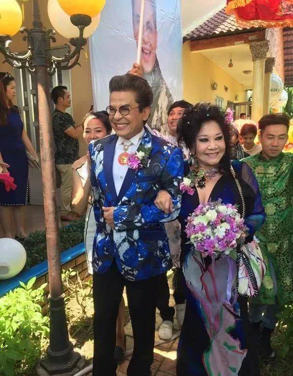 56岁男主持离婚后娶女土豪,3年办10次婚礼,婚礼现场令人咋舌!