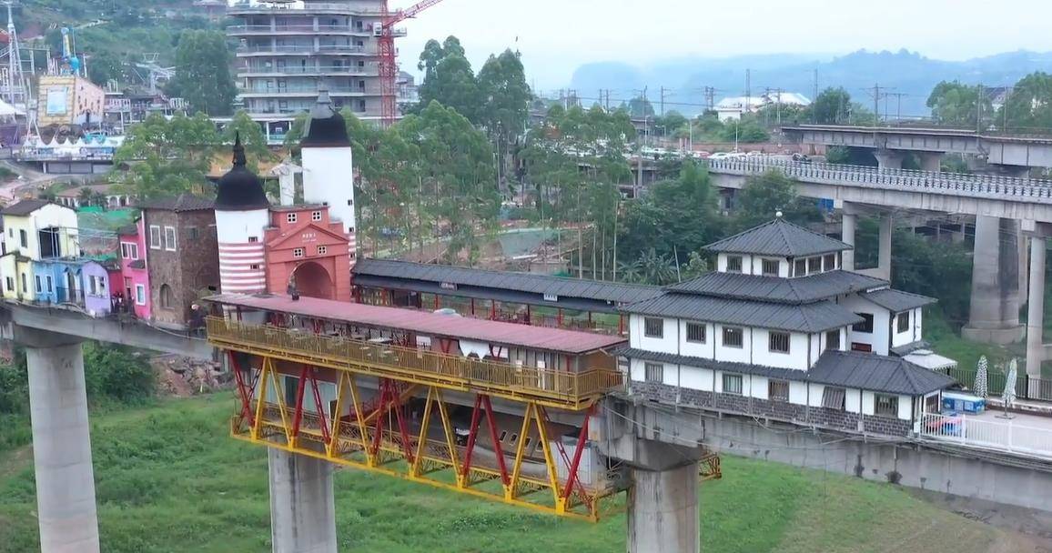 重庆这个小镇居然建在大桥上,风格独特却有人说违建,大家怎么看