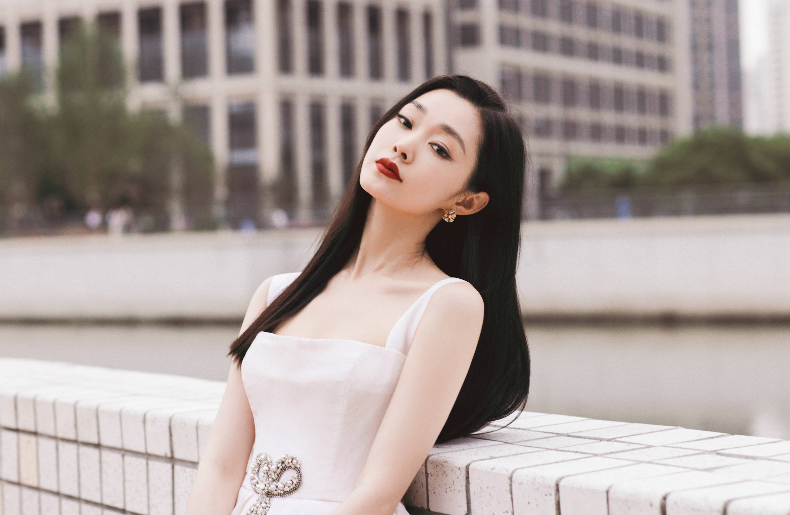 日前,宋轶在自己的微博里晒出了几张图片,其中一张照片里,她穿着牛仔