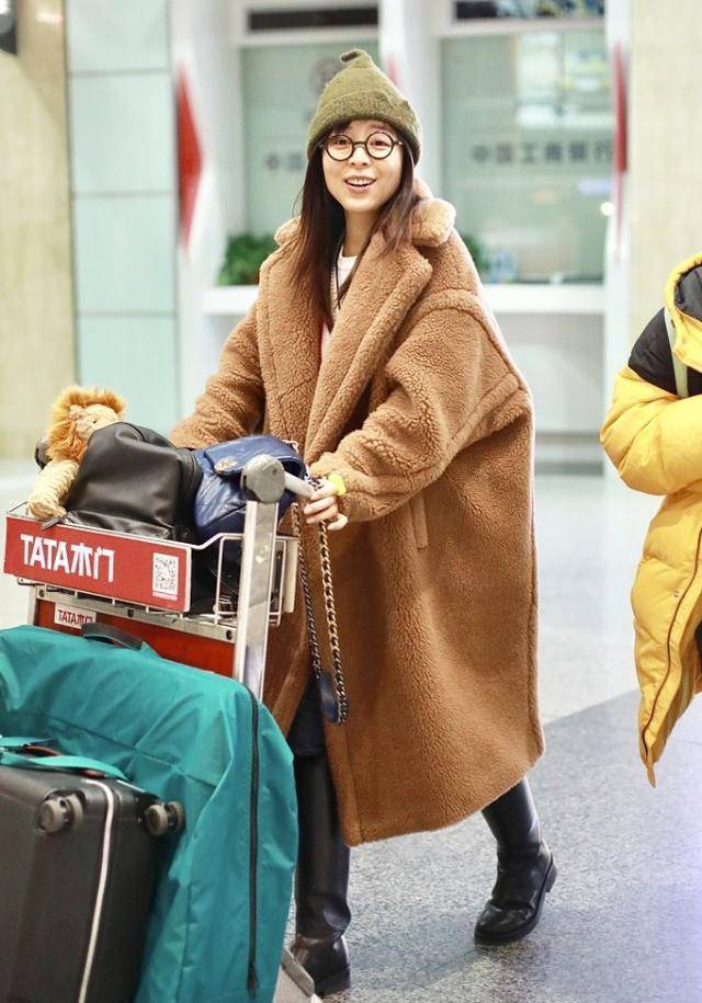 张静初太浪费颜值了,明明长得挺年轻,外套却显得又老又俗_大衣_时尚