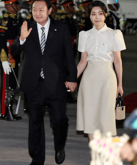 韩国第一夫人和印尼总统夫人同框大比拼！金建希T恤配条纹裙少女感十