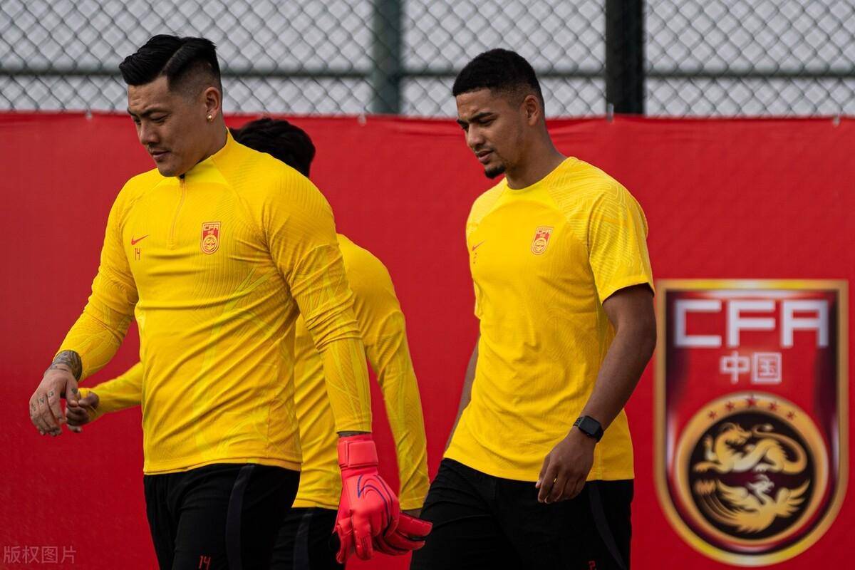 为首的教练组征召浙江队特鲁姆普,金门虎巴顿和魏震海港参加国足集训