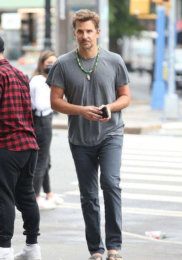 46岁库珀的纽约街拍,穿拖鞋买早餐,一身休闲装难掩