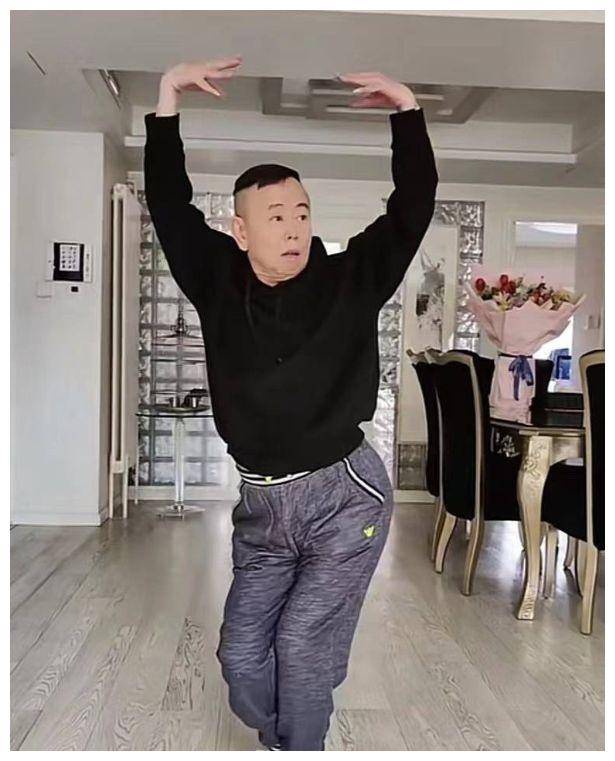 65岁潘长江跳傣族舞,动作浮夸辣眼睛,身材被拍成五五分_网友_舞蹈