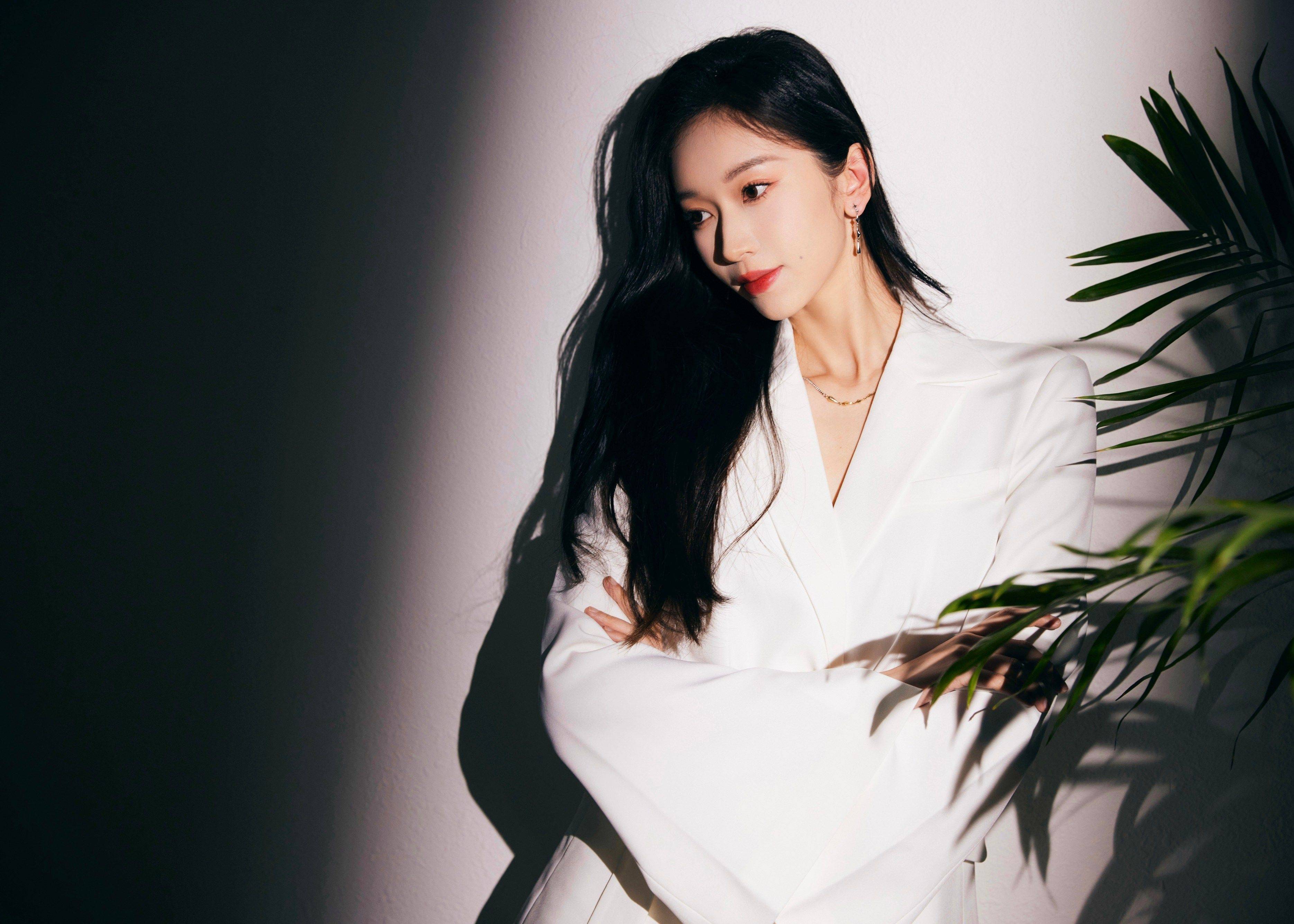 刘令姿白色束腰西装裙时尚写真_风范_女神_气质