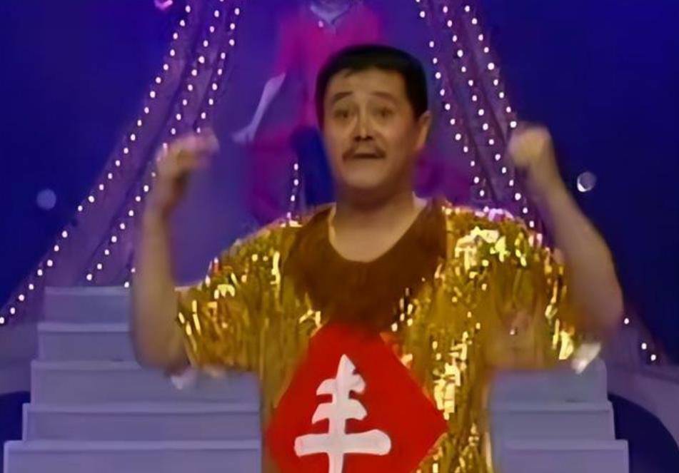 何庆魁改编的小品《红高粱模特队》受到热烈欢迎.