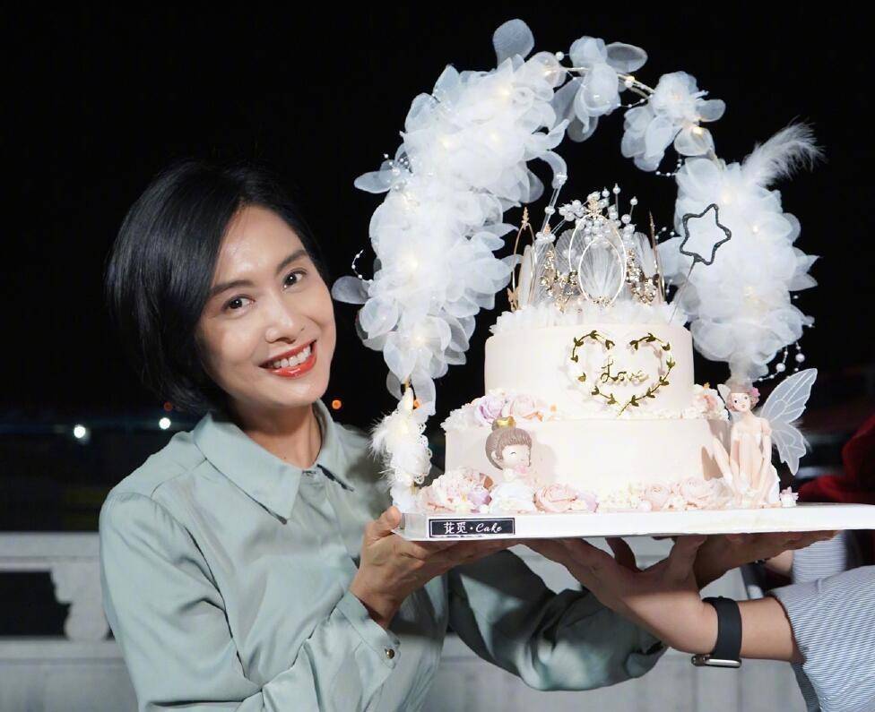 紫霞仙子朱茵晒49岁生日照,实在太美_生活_蛋糕_角色