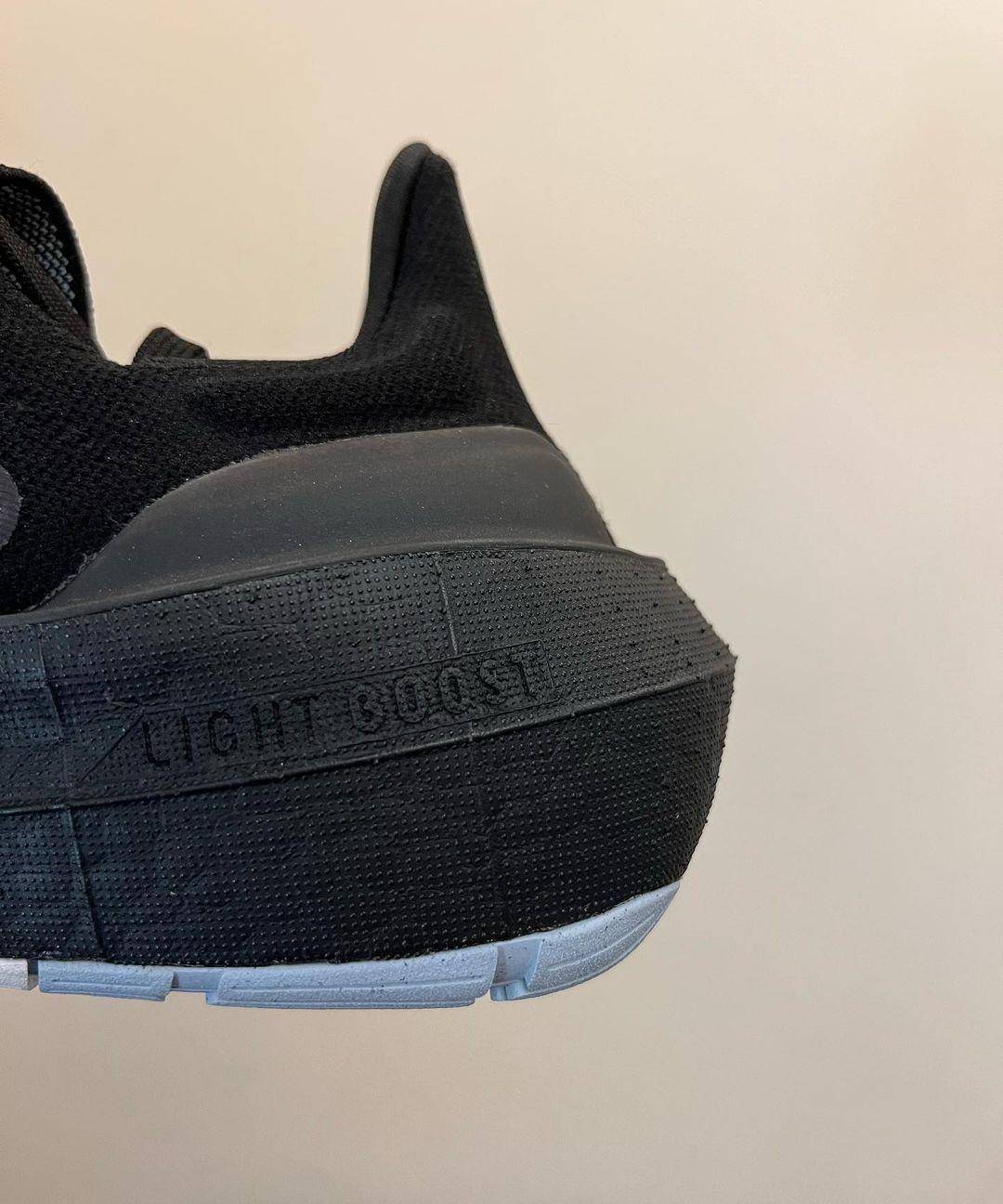 而最近的ub2023,中底材料终于变了,变成了新的lightboost ,搭载这一