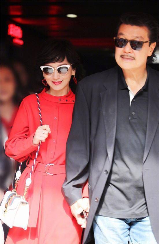 65岁赵雅芝和老公牵手秀恩爱不输年轻人,被赞机场最靓"老年cp"_林青霞