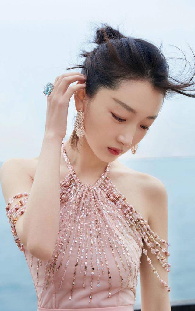 周冬雨的灵气简直溢满了屏幕,眉目清秀会演又会穿,真的爱了!