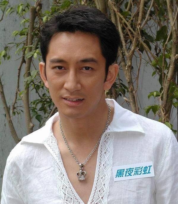 吴启华都已经54岁了,但是依旧十分年轻,大家都说他是不老男神,身材和