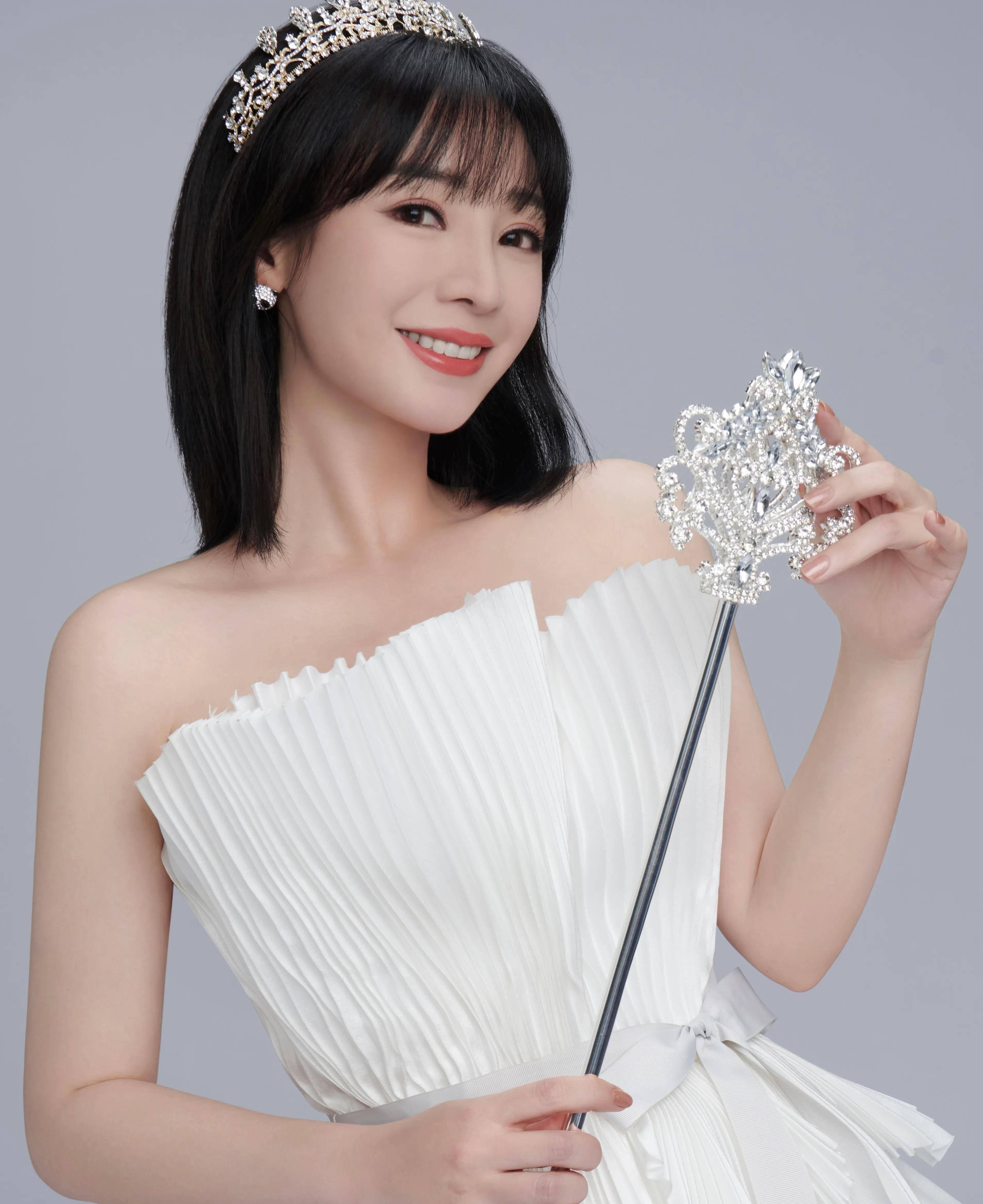 柳岩女神的高跟鞋美照_黑色_明星_尖头