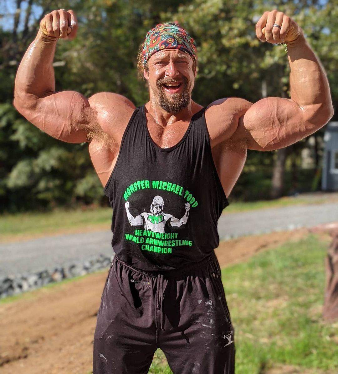 2021年,jujimufu在健美传奇人物弗莱克斯·惠勒的帮助下,参加了2021年