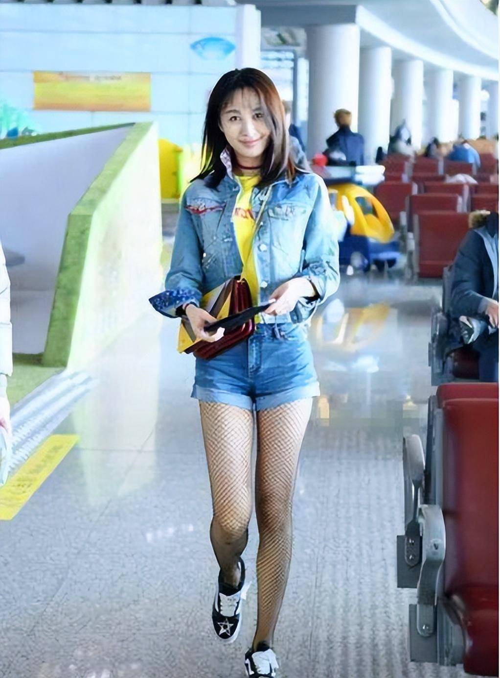 "火柴盒"牛仔短裤搭配渔网丝袜,李菲儿再现迷人啃手动作_时尚_衣服