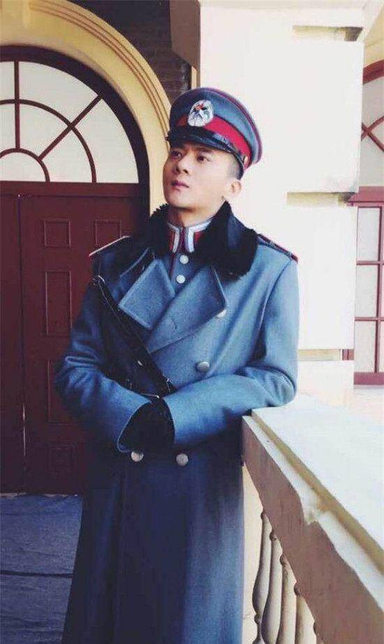 2012年,孙看与陈依琪搭档主演青春励志微电影《纸飞机》,在片中饰演对