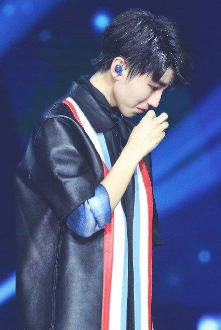 tfboys王俊凯哭了,可他哭的也太好看了吧_祝福_成年_妈妈