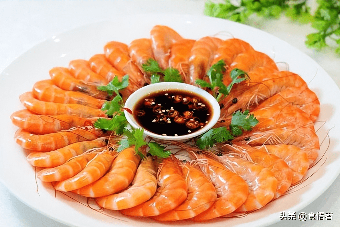 主要用料为大明虾,葱,姜,酱油,芥末,盐适量.制作时,将虾洗净控干.