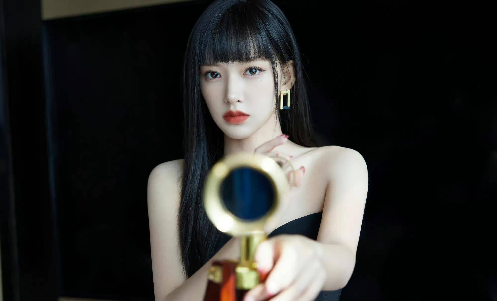 程潇穿抹胸深v连体衣秀火辣性感好身材 黑长直发配齐刘海又酷又飒