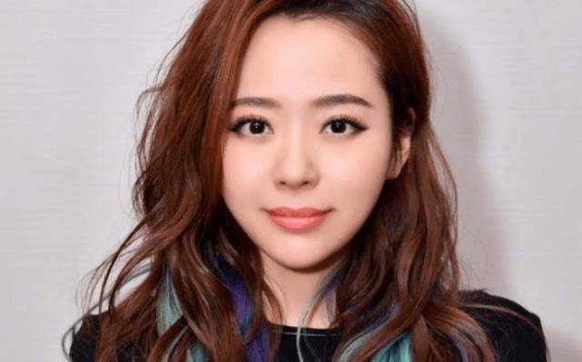 也就不再高调对待自己的感情了,只有当人们去她的个人资料时,他们才会